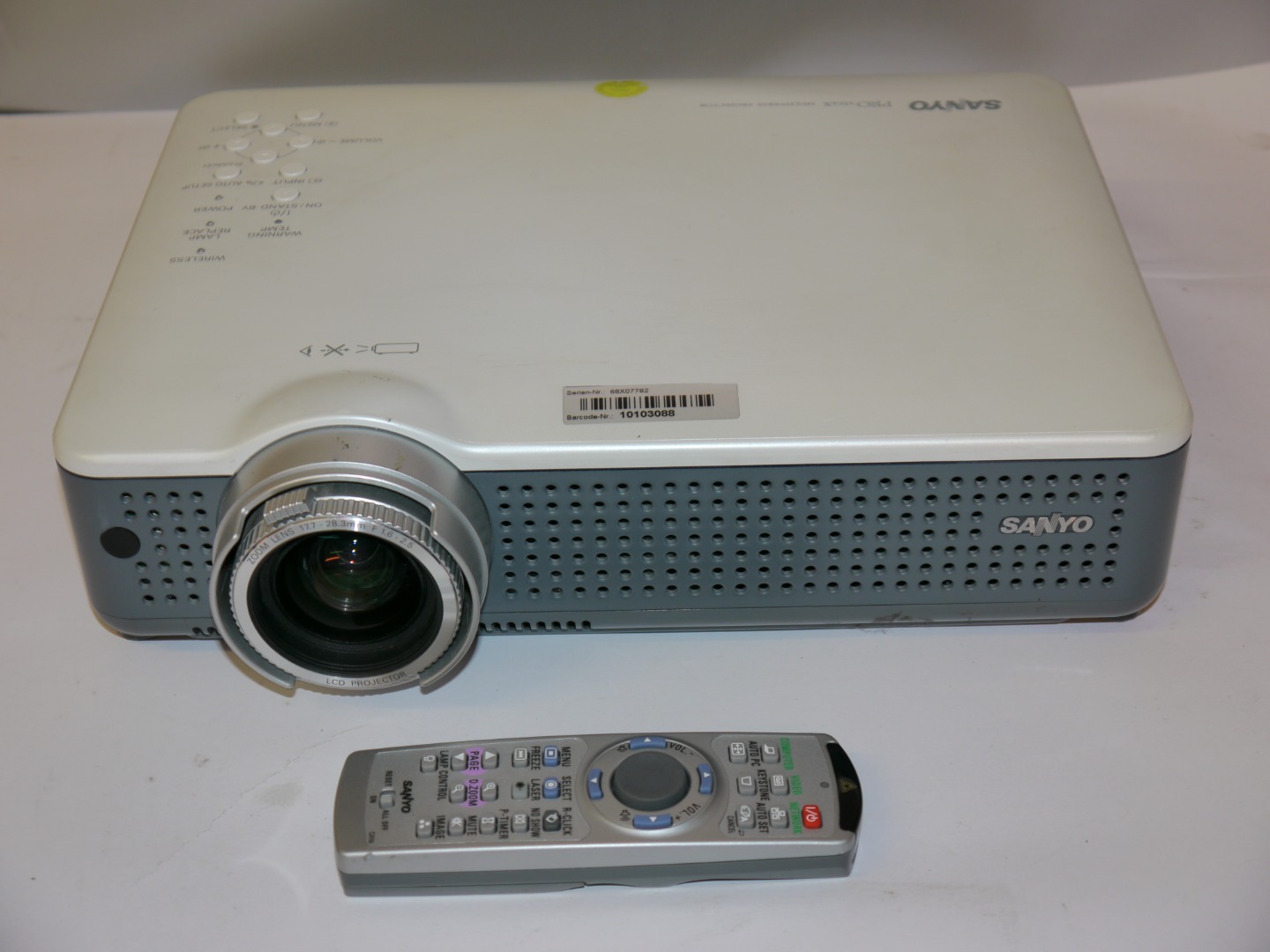 SANYO PLCXU88 LCD Projektor Beamer DVI VGA LAN SVIDEO 333 Stunden